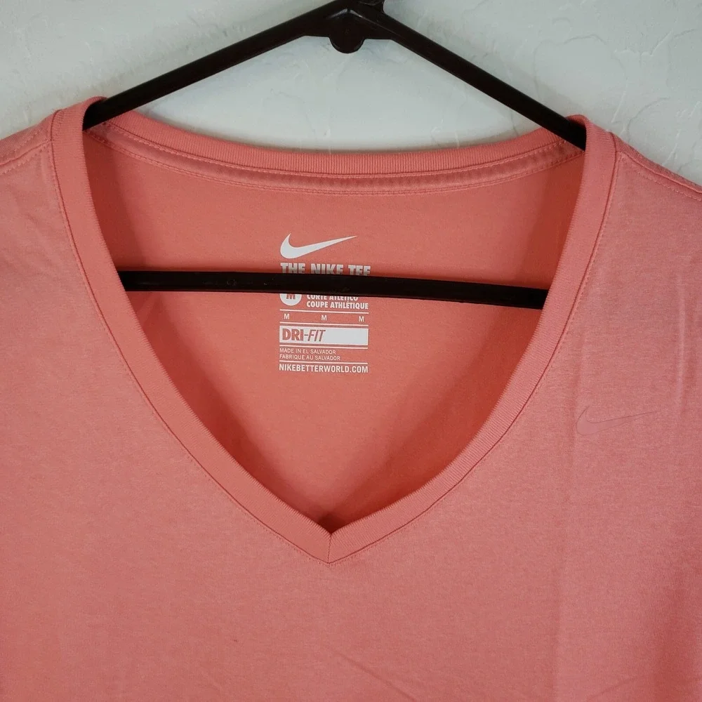 Nike T-Shirt Women's Medium Salmon Athletic Cut The Nike‎ Tee DRI-FIT Top